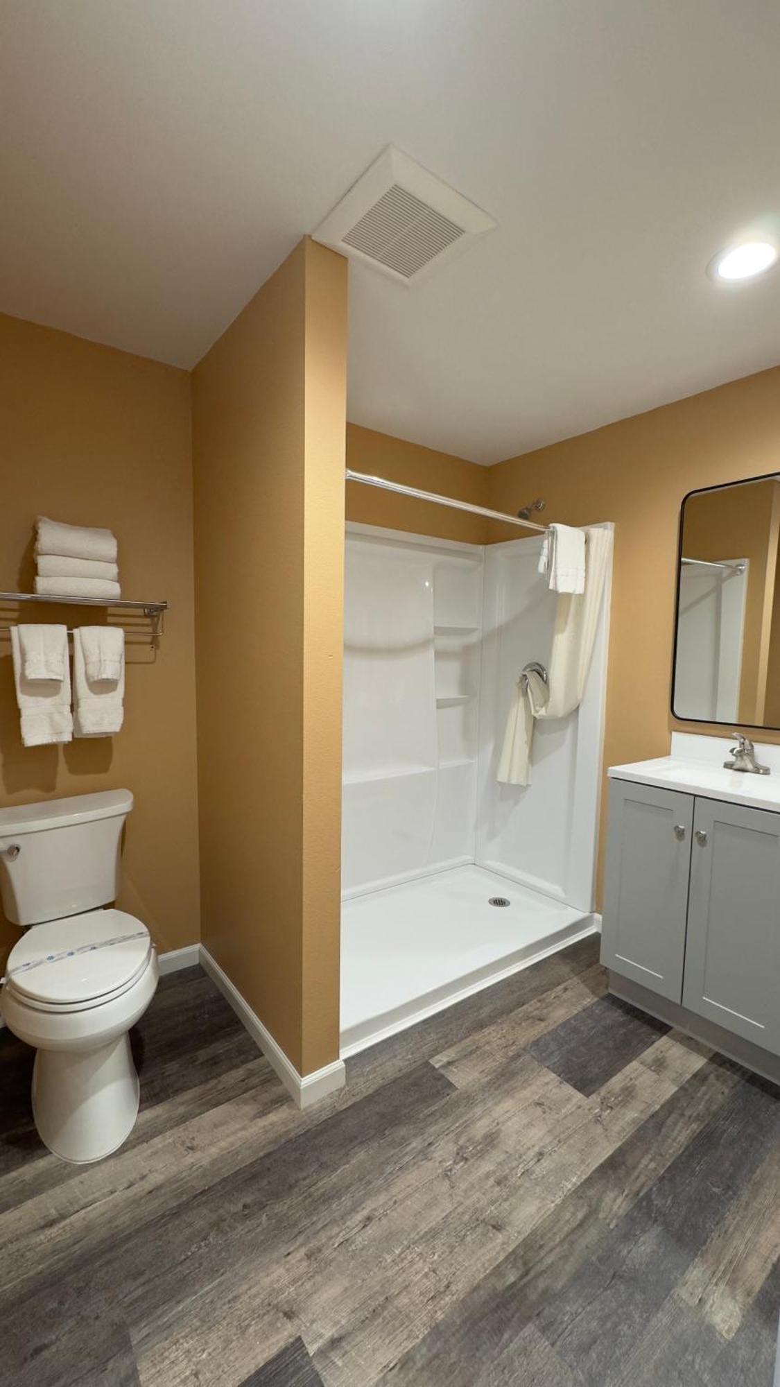 Far West Cabin-Tiny Homes Rental Forks Esterno foto